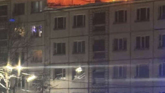 Прокуратура взяла на контроль тушение пожара на крыше жилого дома в Магадане