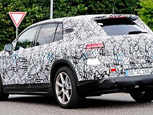 Внедорожник Mercedes EQS 2022 теряет камуфляж на шпионских фото