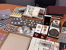 Двое мужчин украли из квартиры в Москве коллекцию монет и награды участника ВОВ