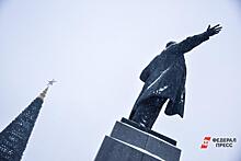 В Хабаровске прошел ночной пикет с требованием снять драпировку с памятника Ленину