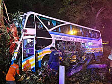 В Таиланде 35 человек пострадали из-за столкновения автобуса с деревом