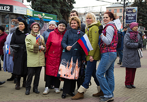 Праздничный митинг: челябинцы отметили День народного единства с флагами и топором