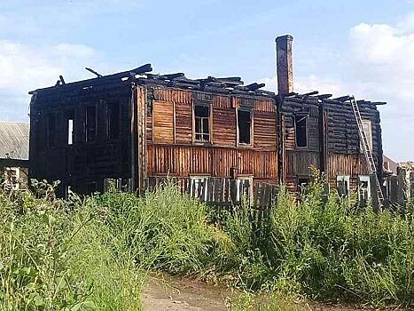 В Омутнинске сгорел многоквартирный дом: серьезный пожар с пострадавшими стал уже третьим на улице за последний год