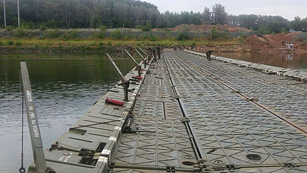 Инженеры ЦВО навели 150-метровый мост к оренбургскому селу, отрезанному половодьем