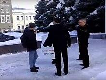 Во время «родительского» пикета сотрудник облдумы напал на саратовского блогера