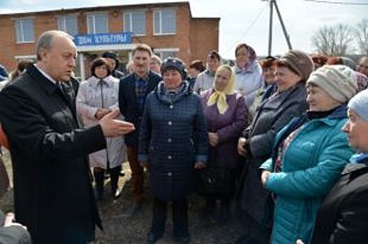 Врио губернатора встретился с жителями Петровского района