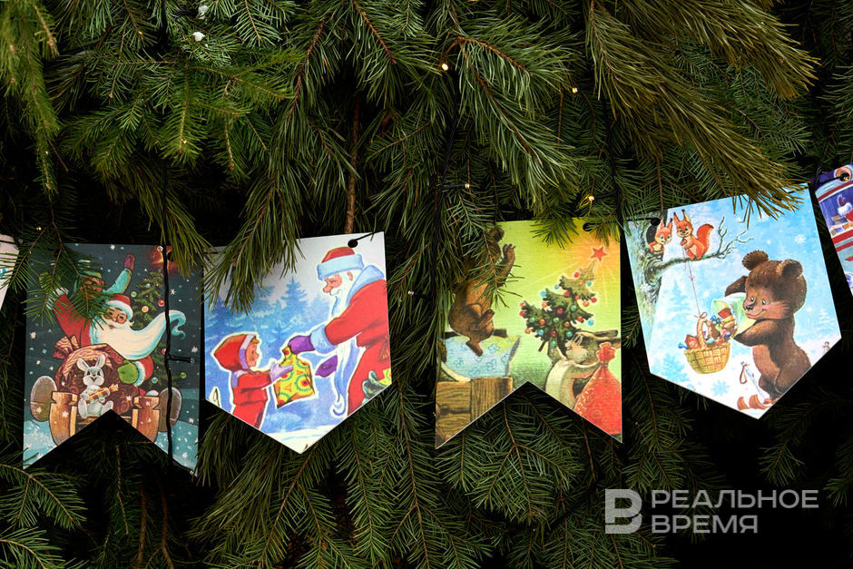 Цены на искусственные елки доходят до 14 тыс. рублей, живые — до 25 тыс.
