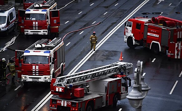 Три автомобиля пострадали от пожара в центре Москвы