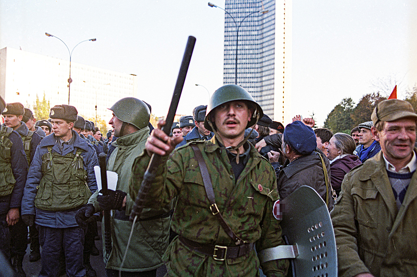 Конституционный кризис 1992-1993 годов перерос в настоящие уличные бои между сторонниками парламента и военными, поддерживающими президента Бориса Ельцина. Один из защитников Дома Советов РФ, 1993 год