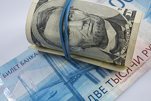 Эксперт объяснил падение курса доллара