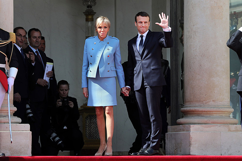 Модным дебютом Бриджит Макрон стал небесно-голубой костюм от Louis Vuitton, в котором она предстала на инаугурации супруга, Эмманюэля. 