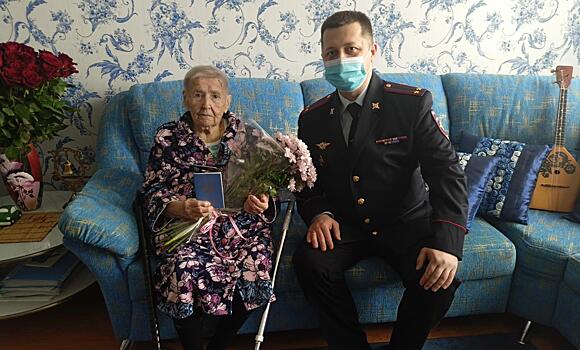 В ХМАО полицейские вручили свидетельство о временном убежище 91-летней труженице тыла из ЛНР