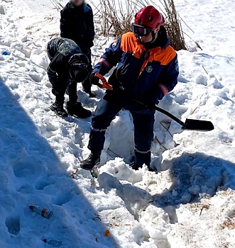 Спасатели помогли двум детям выбраться из снежного плена на Воткинском пруду