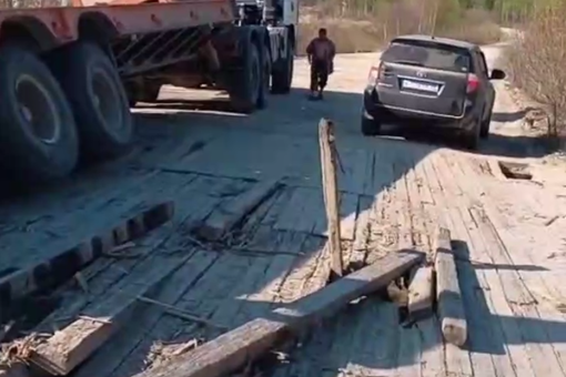В Амурской области тяжелогруженый транспорт частично обрушил мост через реку