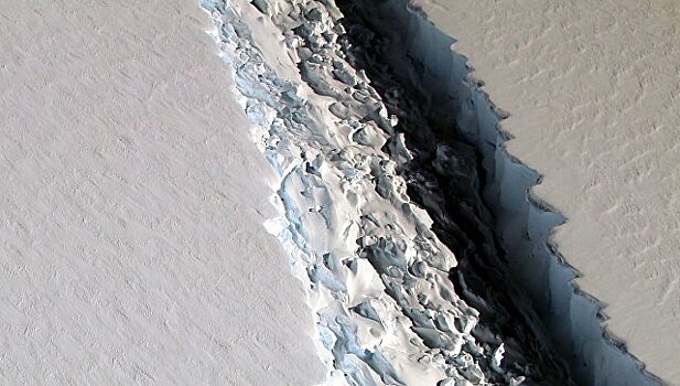 Ученые обнаружили стокилометровую трещину в Антарктиде