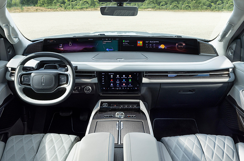 Экстерьер как всегда своеобразен. Lincoln Navigator — это олицетворение принципа «love it or hate it» (полюбить или возненавидеть). Ради пущей монументальности предлагаются диски диаметром 22 или 24 дюйма. Дверь багажника отныне двустворчатая — с откидным бортом и подъемной верхней частью. Архитектура передней панели не похожа на торпедо старого «Навигатора» и потребует определенного привыкания. Почти во всю ее ширину растянулся 48-дюймовый мультимедийный экран — как на кроссовере Lincoln Nautilus. По центру чуть ниже установлен еще один диагональю 11,1 дюймов для управления основными функциями.
