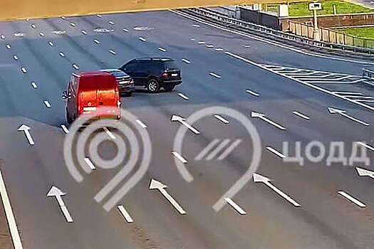 На МКАД водитель устроил ДТП, развернувшись поперек дороги, и попал на видео
