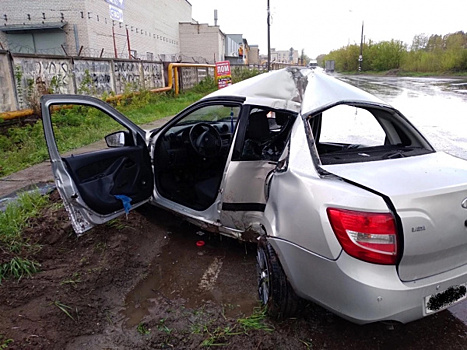 Машина всмятку: в Тольятти две легковушки протаранили друг друга