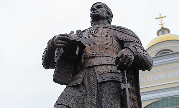 В Харькове снесли памятник Александру Невскому