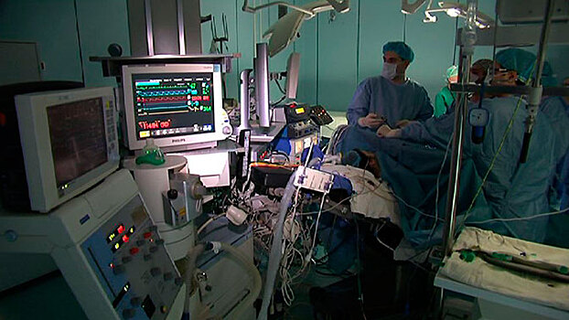 Известный хирург Сергей Готье провел операцию по трансплантации фрагмента печени