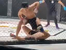 Боец MMA показал сопернику средний палец и нокаутировал его