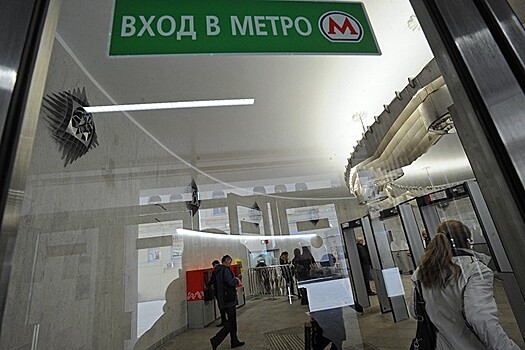 Мужчина в столичном метро вырвал сумку у пассажира и скрылся