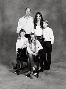 В Сети обсуждают новый праздничный портрет принца Уильяма и Кейт Миддлтон с детьми — чем недовольны пользователи