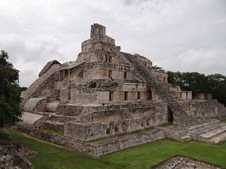 В Мексике под грудой мусора раскопали древний артефакт