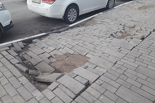 «Это фиаско!»: рядом с бункером Сталина провалилась плитка