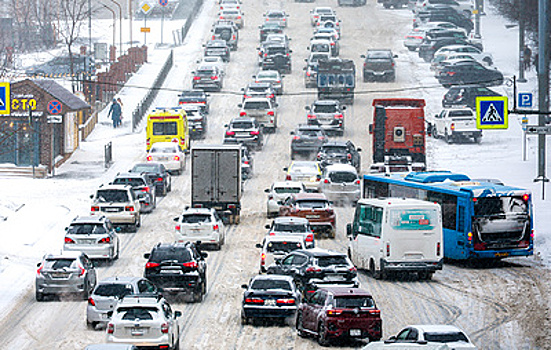 Владивосток парализовали пробки в первый рабочий день после снегопада