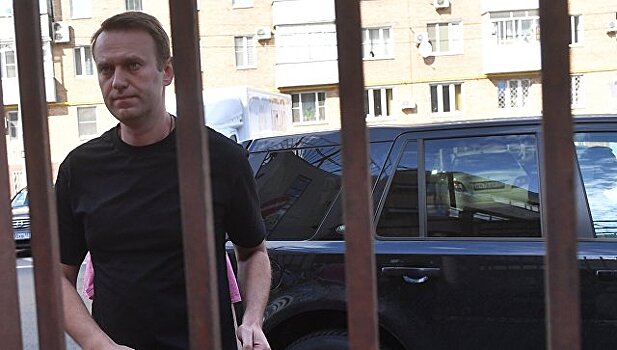 Фонд однокурсника Медведева подал в суд на Навального
