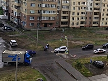 Водитель такси сбил омского велосипедиста