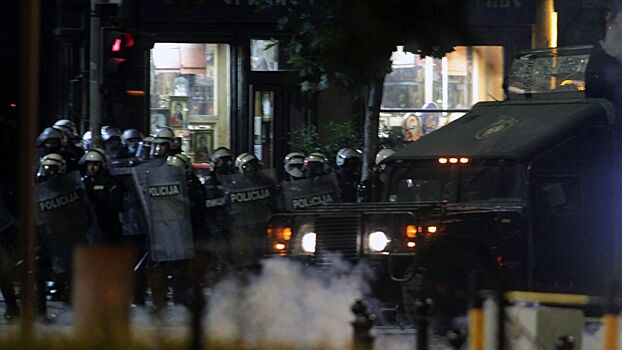 Полицейские вытеснили протестующих с центральных улиц в Белграде