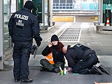 Экоактивисты в Берлине приклеили себя к дороге