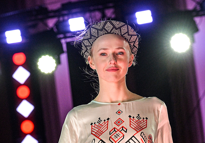 Модель во время показа одежды бренда Beautiful Criminals дизайнера Ирины Матюшенко при участии бренда VOYLOK на фэшн-шоу "СтильНО по-русски" на территории ВДНХ