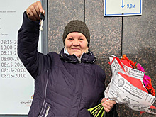 Блогер из Москвы собрала деньги на квартиру для живущей в бочке пенсионерки