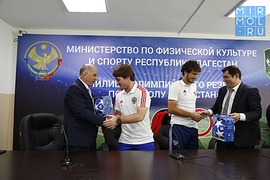 Чемпионов мира по футболу Гамида Шахабанова и Рустама Рамазанова чествовали в Каспийске