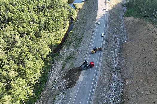 В Приамурье открыли движение легковушек в объезд обвала на трассе "Лена"