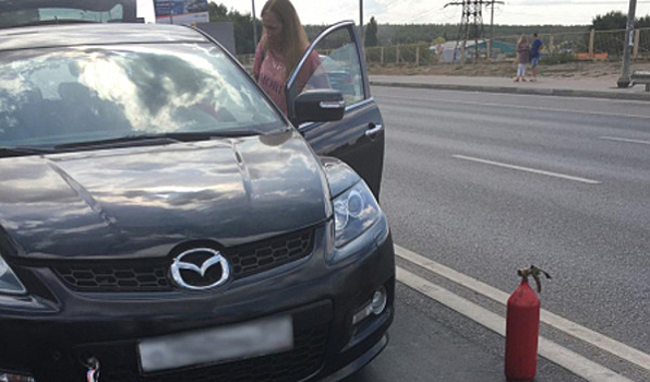 В Воронеже полицейские помогли потушить загоревшуюся на дороге Mazda CX-7