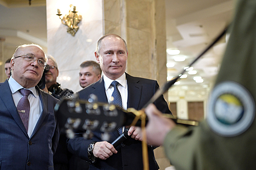 Путин спел под гитару в МГУ
