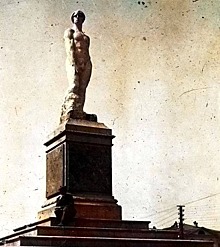 Голый и рядом с Лениным: история скандального памятника в центре Екатеринбурга