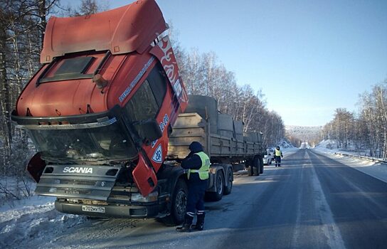 В Челябинской области сотрудники ГИБДД помогают водителям в морозы