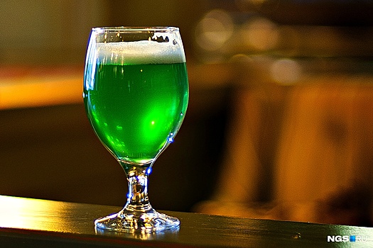 В Новосибирске сварили модное пиво — у него радикально зелёный цвет и аромат белого вина