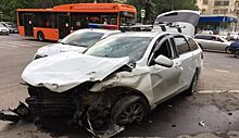 В столкновении автомобилей у обладминистрации в Волгограде пострадал водитель Mitsubishi