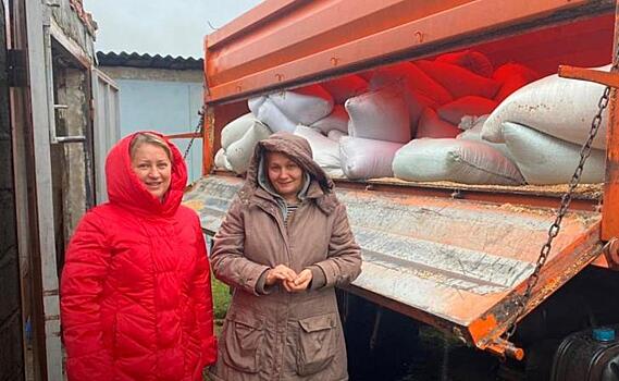 Фермеру из Хомутовского района передали 6 тонн корма для лошадей