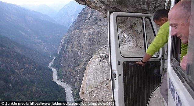 Вам никогда не решиться проехать по этой дороге. Видео