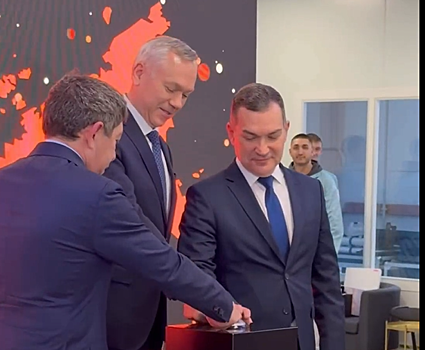 Губернатор Андрей Травников открыл уникальное производство оптических трансиверов