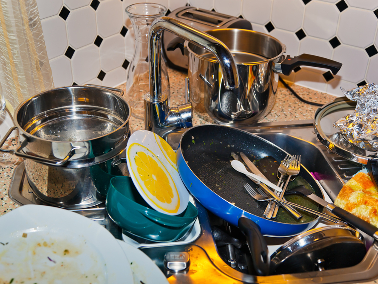 Можно ли мыть посуду ночью. Мытье грязной посуды. Чистая посуда. Грязная посуда на кухне. Нельзя мыть посуду в гостях примета.