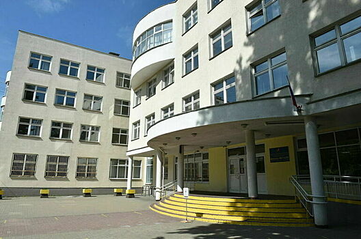 Миронов предложил приравнять педагогов к госслужащим по оплате труда