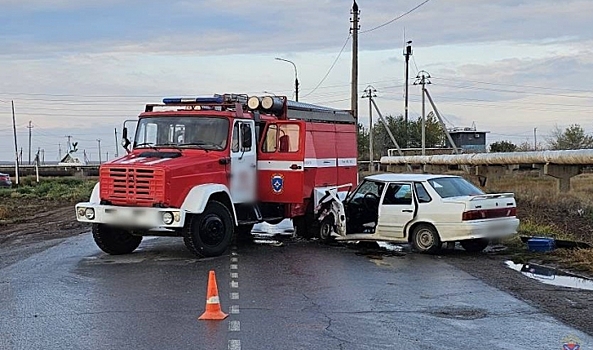 В Волгоградской области столкнулись пожарная машина и ВАЗ